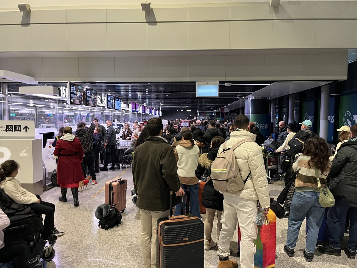 Thousands of travelers stuck at Italian airport after technical problems and poor visibility